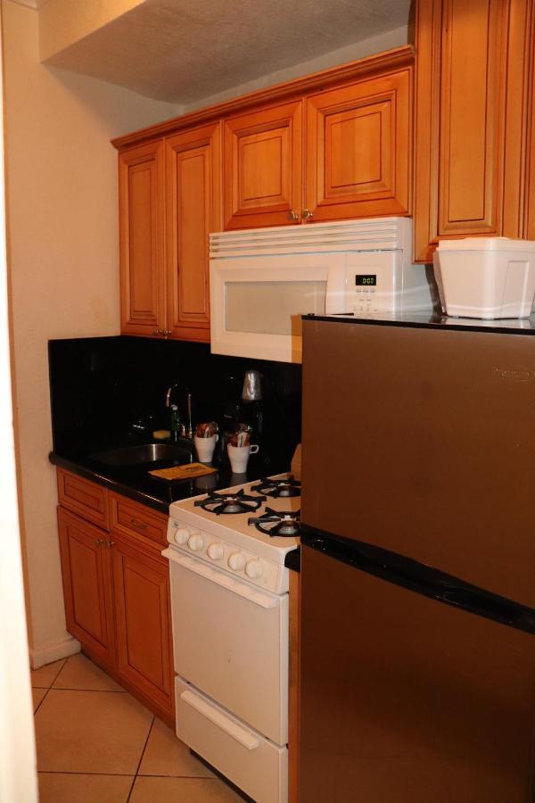 On Hollywood Beach - Affordable Two Bedrooms Sleeps 6 With Two Bathrooms 데이니아 비치 외부 사진