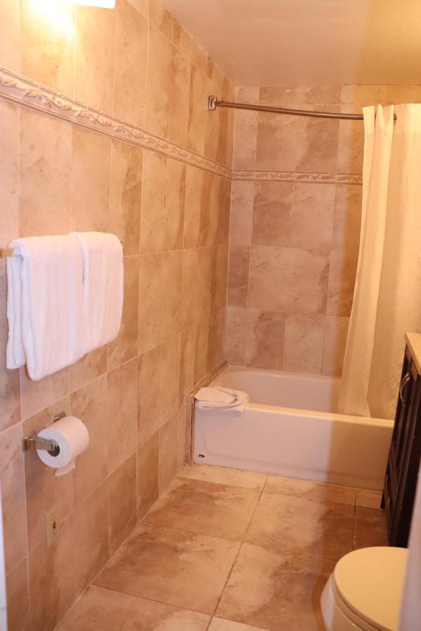 On Hollywood Beach - Affordable Two Bedrooms Sleeps 6 With Two Bathrooms 데이니아 비치 외부 사진