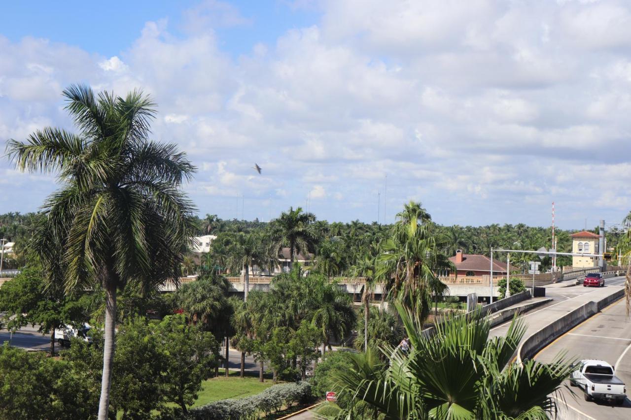 On Hollywood Beach - Affordable Two Bedrooms Sleeps 6 With Two Bathrooms 데이니아 비치 외부 사진