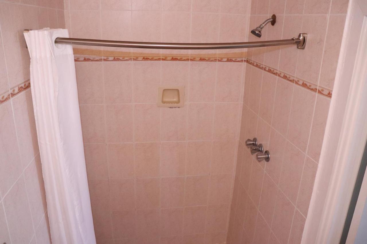 On Hollywood Beach - Affordable Two Bedrooms Sleeps 6 With Two Bathrooms 데이니아 비치 외부 사진