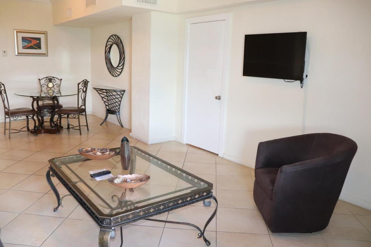 On Hollywood Beach - Affordable Two Bedrooms Sleeps 6 With Two Bathrooms 데이니아 비치 외부 사진